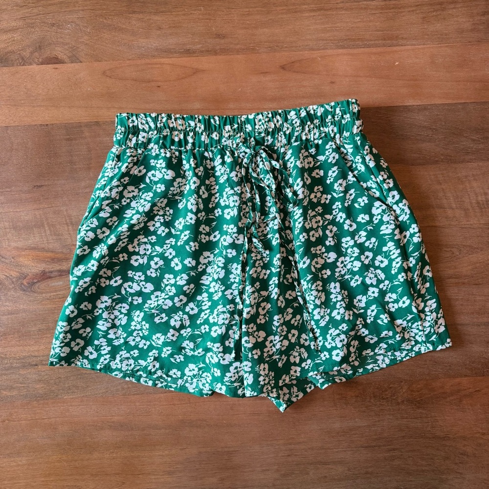 NWOT High Waist Floral Green Women's Shorts - like new